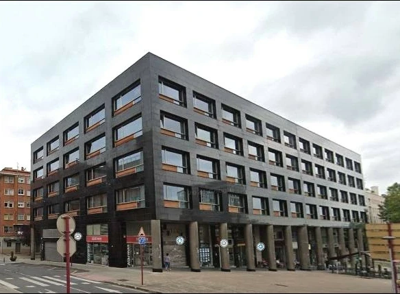 Oficina diáfana (con parking y trasteros) próximo al centro de Bilbao