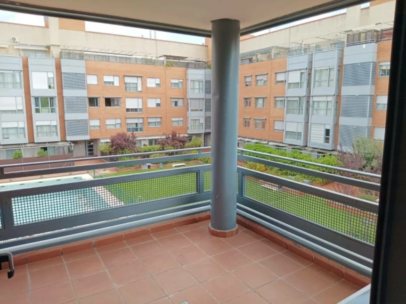 REJAS PLENILUNIO MAGNIFICO PISO DE TRES DORMITORIOS DOS BAÑOS GARAJE Y TRASTERO URBANIZACION PRIVADA