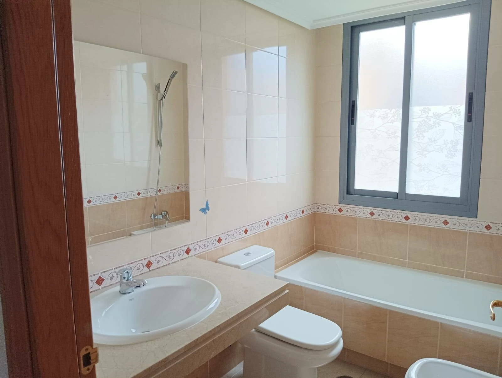 REJAS PLENILUNIO MAGNIFICO PISO DE TRES DORMITORIOS DOS BAÑOS GARAJE Y TRASTERO URBANIZACION PRIVADA