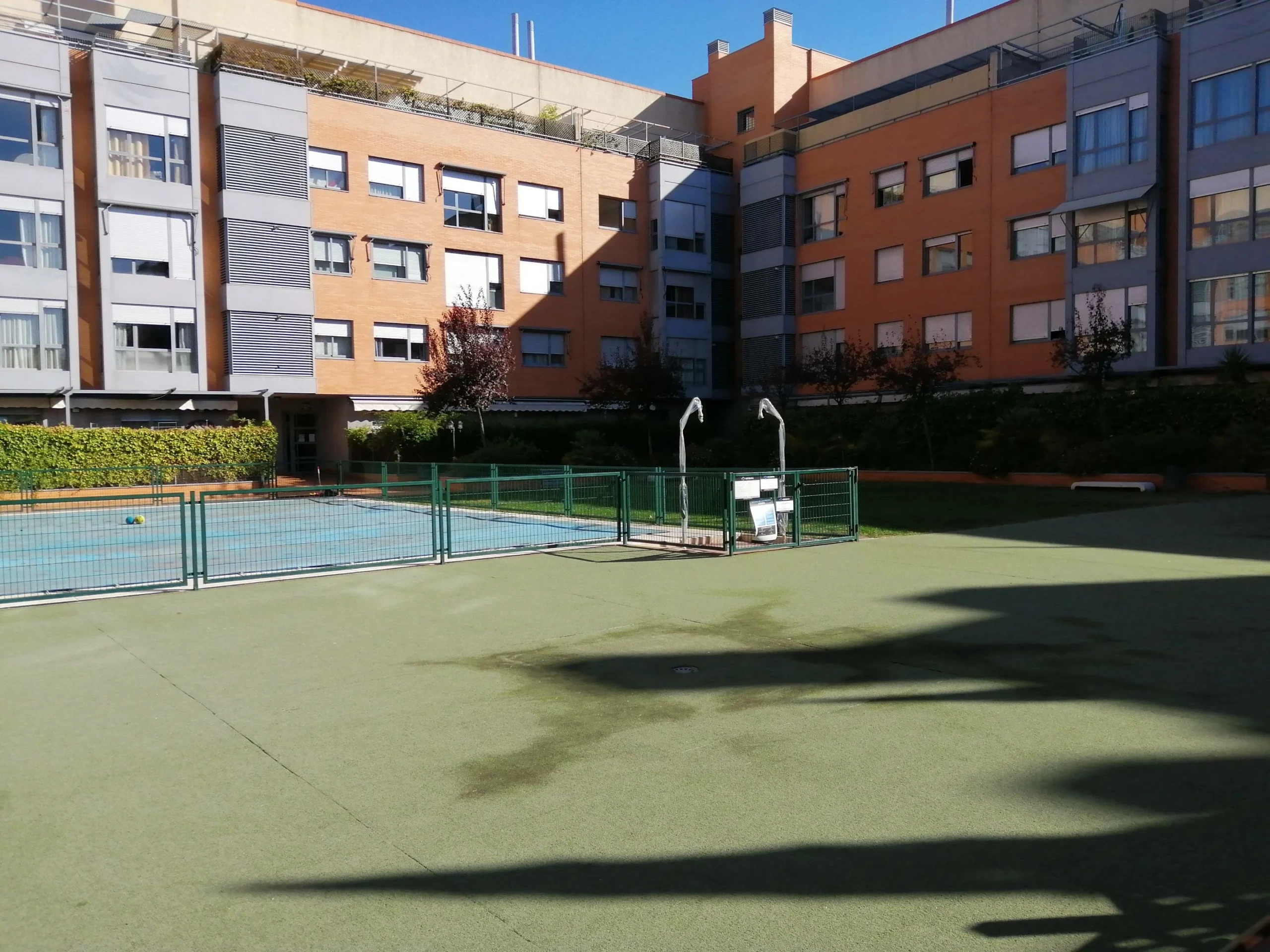 REJAS PLENILUNIO URBANIZACIÓN PRIVADA TRES DORMITORIOS DOS BAÑOS PLAZA DE GARAJE Y TRASTERO