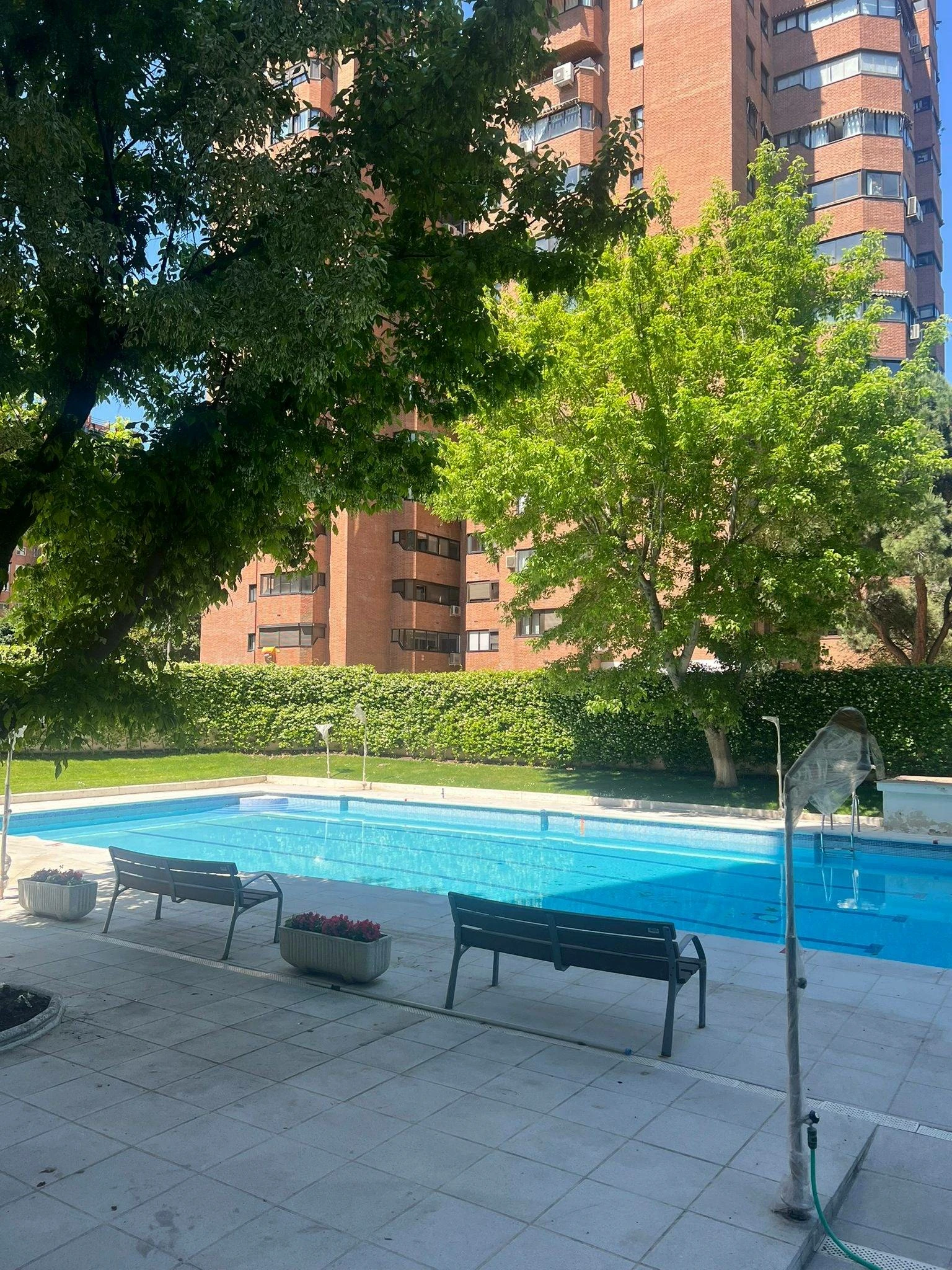 Espectacular piso del año 1980 con orientación oeste, todo exterior, situado en La Paz, en una de las urbanizaciones más exclusivas de la zona Madr