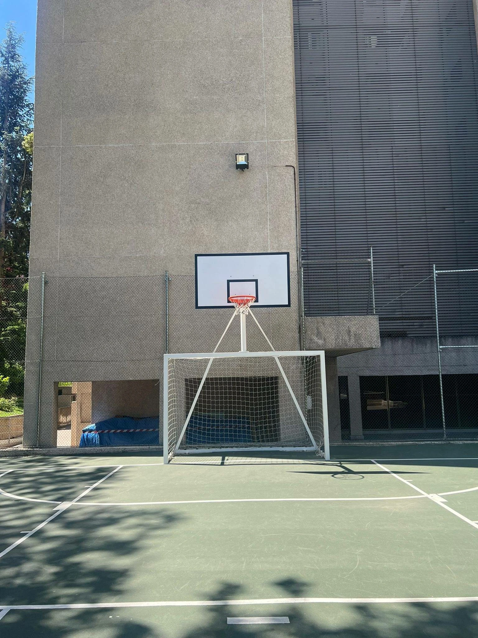 Espectacular piso del año 1980 con orientación oeste, todo exterior, situado en La Paz, en una de las urbanizaciones más exclusivas de la zona Madr