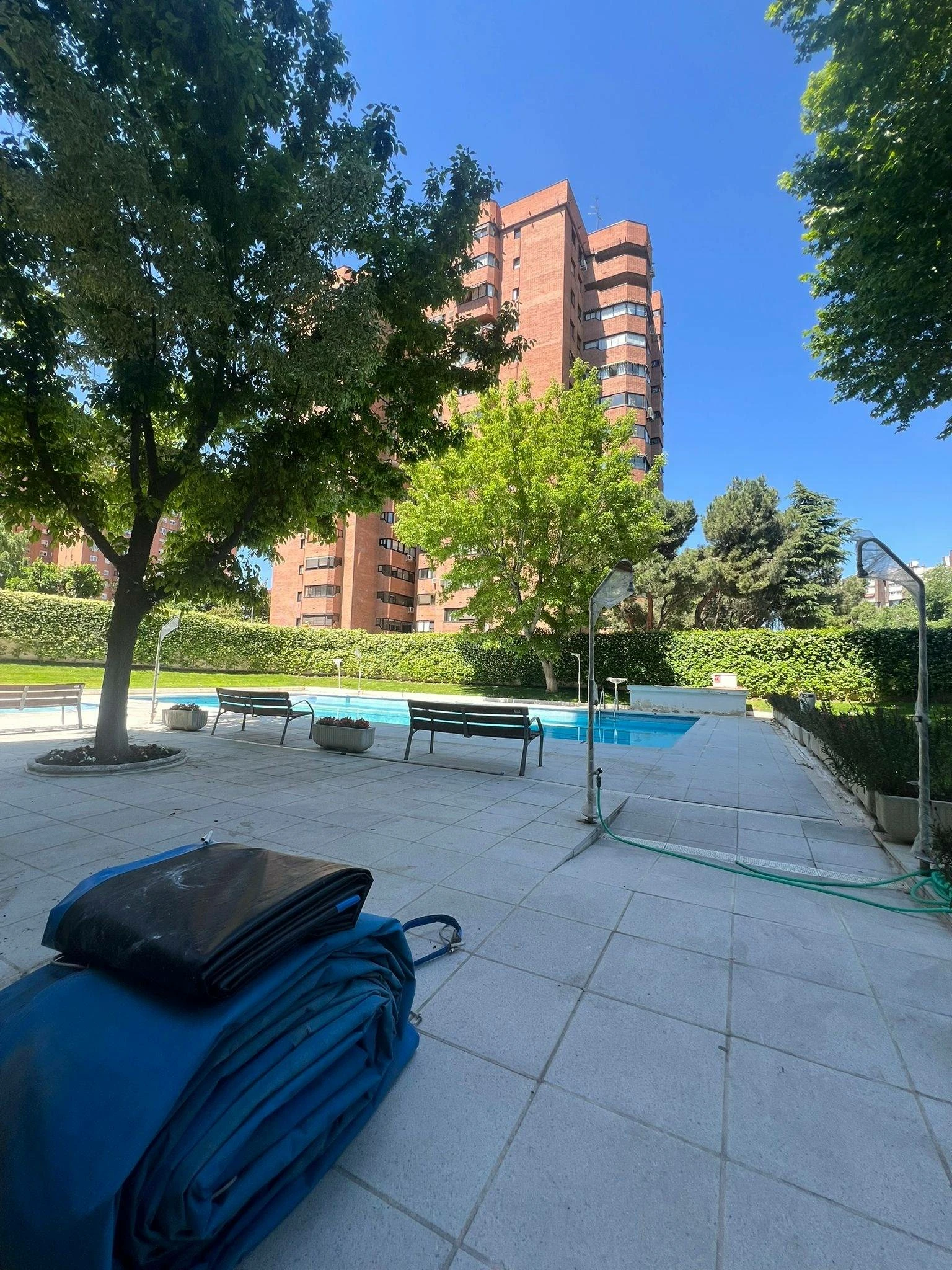 Espectacular piso del año 1980 con orientación oeste, todo exterior, situado en La Paz, en una de las urbanizaciones más exclusivas de la zona Madr