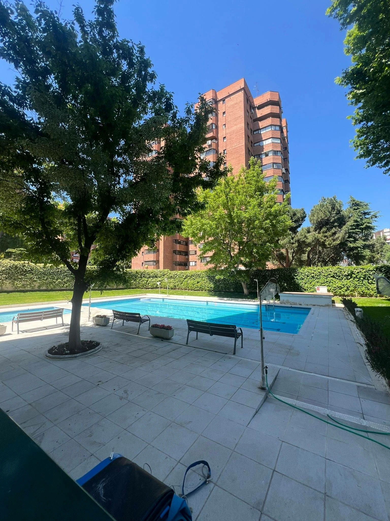 Espectacular piso del año 1980 con orientación oeste, todo exterior, situado en La Paz, en una de las urbanizaciones más exclusivas de la zona Madr
