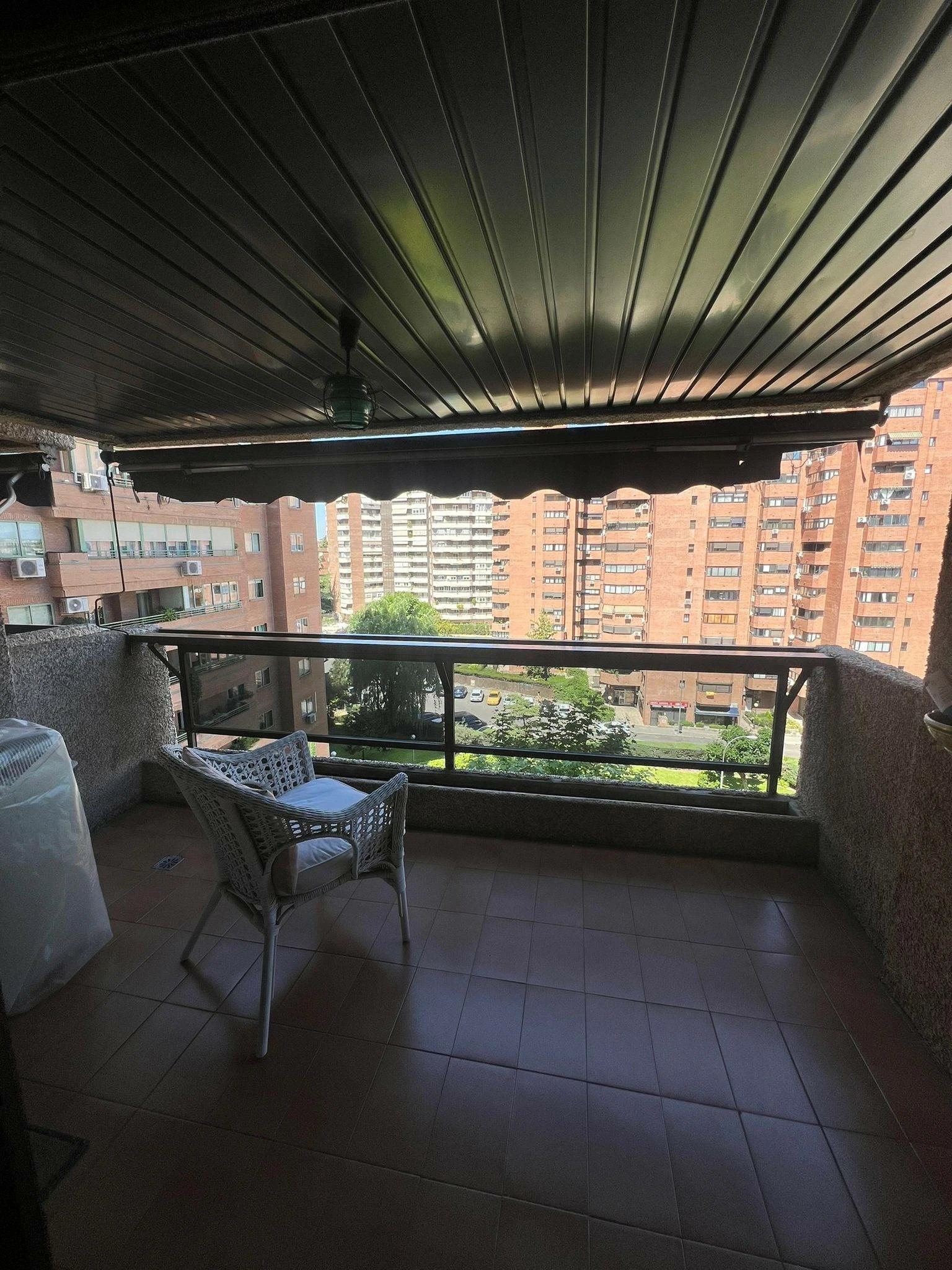 Espectacular piso del año 1980 con orientación oeste, todo exterior, situado en La Paz, en una de las urbanizaciones más exclusivas de la zona Madr