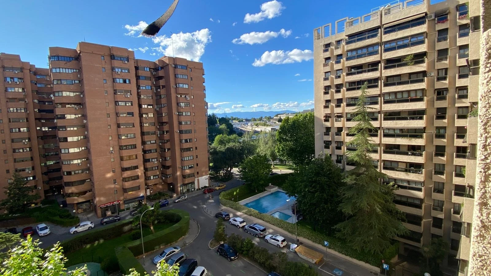 Espectacular piso del año 1980 con orientación oeste, todo exterior, situado en La Paz, en una de las urbanizaciones más exclusivas de la zona Madr